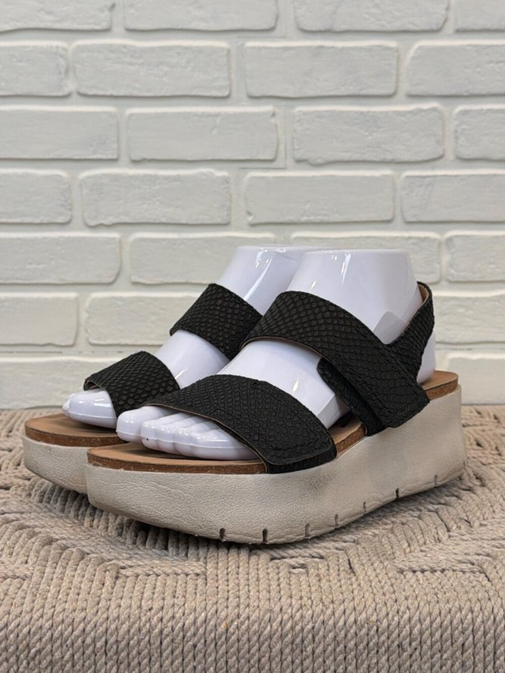 OTBT Montane Platform Sandals Black Textured Leather Size 7